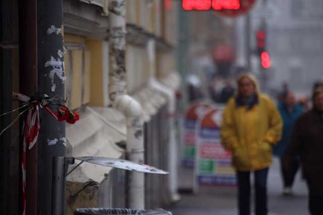 У Харкові люди несуть квіти та лампадки на місце загибелі п’яти людей