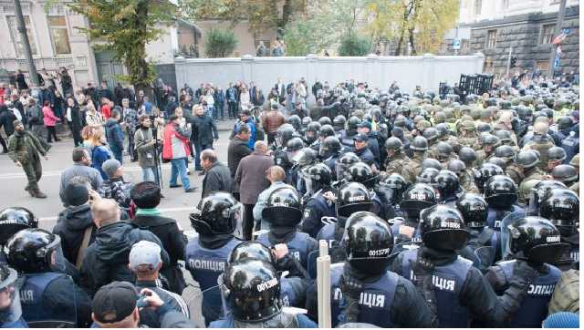 Участники протестов не довольны решением нардепов по неприкосновенности и готовятся к штурму Рады