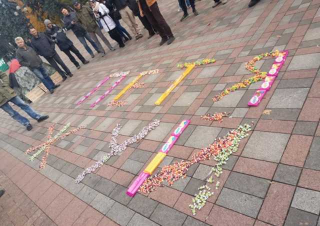 "Петя жуй". Митингующие выложили послание Порошенко конфетами Roshen