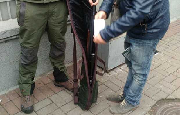 В центре Киева задержали вооруженного одессита, шедшего к протестующим под Верховной Радой