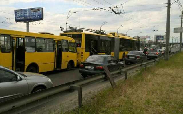 Неизвестные атаковали киевский автобус, есть пострадавшие