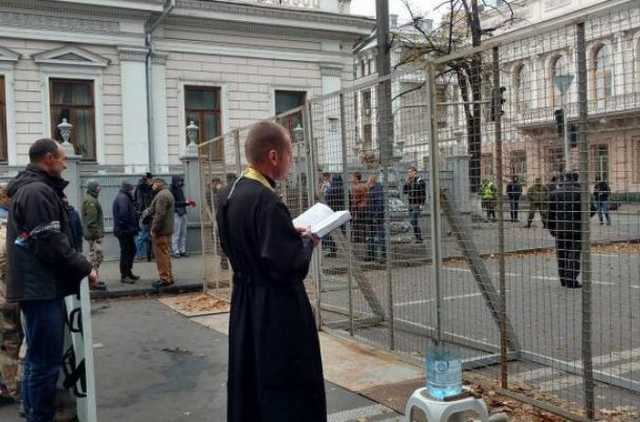 Верховную Раду обнесли забором