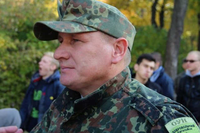 Коханівського везуть у лікарню з ножовим пораненням