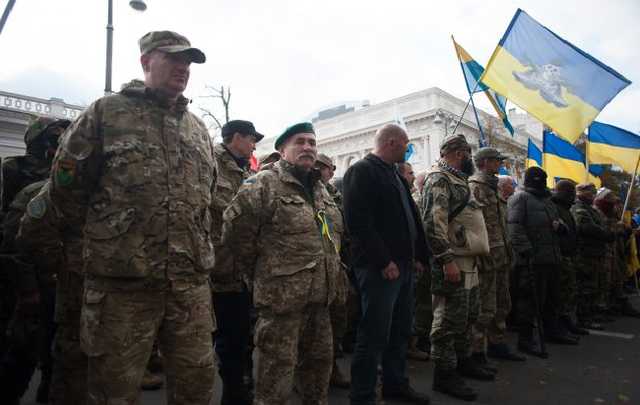 В сумерках у Рады крадущийся активист с палаткой разбил голову полицейскому