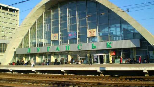 До чего "русский мир" довел Луганск: в сети показали фото безлюдного вокзала