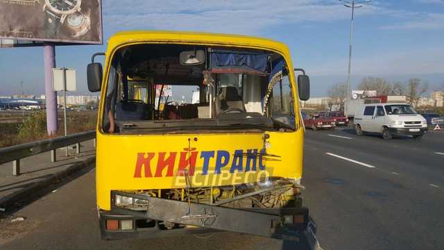 В Киеве грузовик протаранил маршрутку, 8 пострадавших