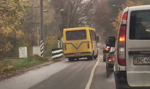 Во Львове водитель маршрутки «проскочил» на красный через ж/д переезд