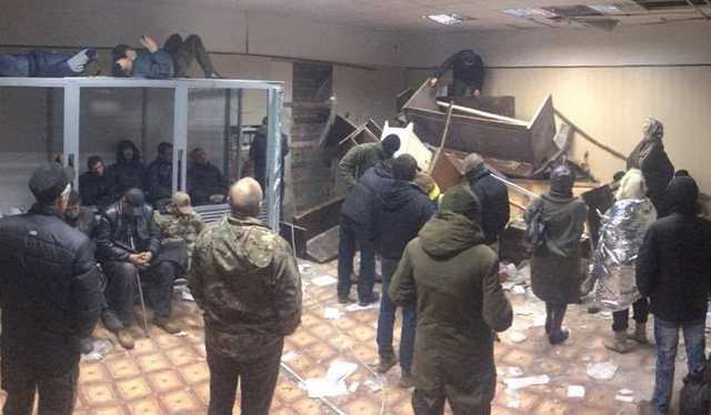 Соратники Коханивского принесли в суд кирпичи и сожгли портрет Ленина