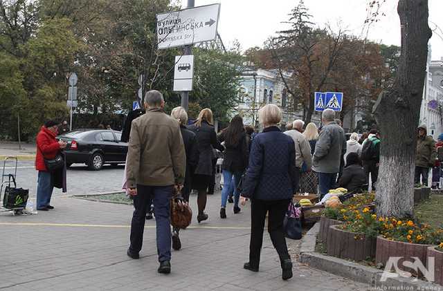 Кому сложнее устроиться на работу - молодежи или старикам