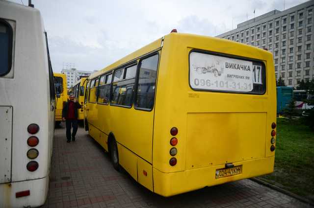 В Киеве водитель маршрутки закрыл пассажиров в салоне