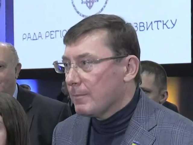 Луценко: Грузины на частных самолетах привозят деньги для митинга под Радой