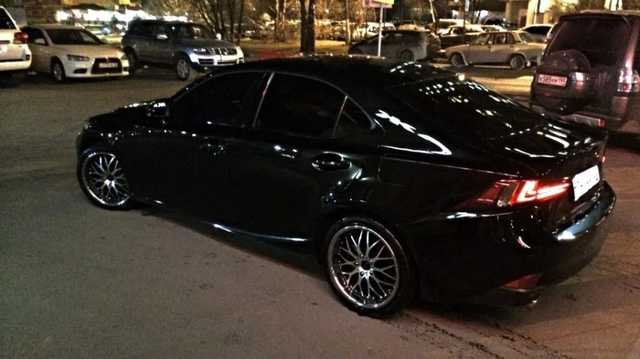 Lexus депутата "бросил" пострадавших на улице после теракта в Киеве