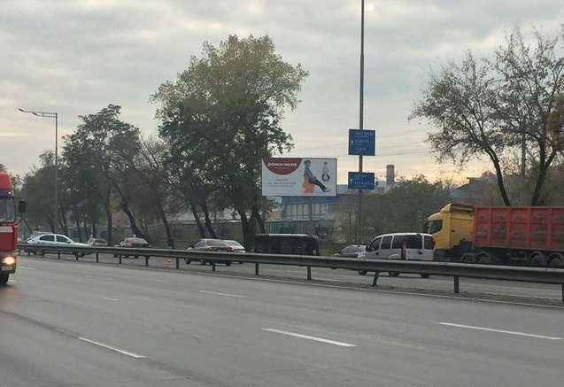 В Киеве столкнулись три автомобиля, один из них перевернулся