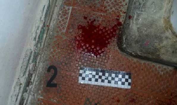 Киевлянин, пытаясь утопить мать в туалете, получил два удара ножом в живот