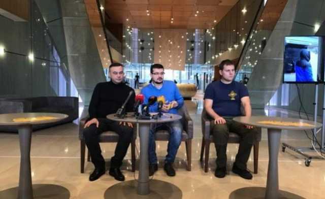 Националисты удерживают "вертолетную площадку Януковича", но работе центра не мешают