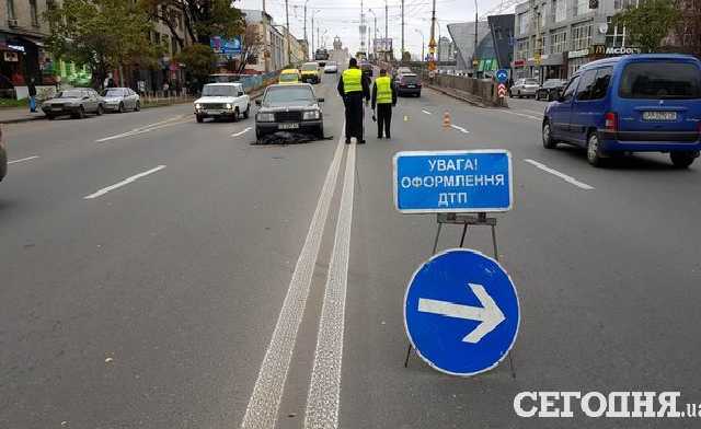 Жуткое ДТП в Киеве: пешехода после удара одной машины бросило под колеса другой