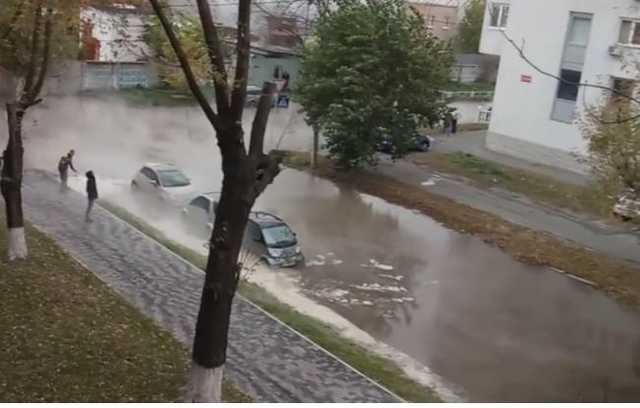 В Киеве возле радиорынка прорвало трубу с кипятком. Гейзер заливает асфальт