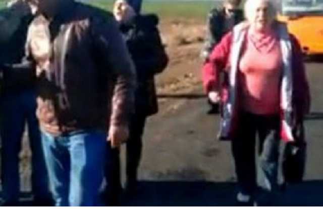 Сталася сутичка між журналістом з активістами та виборцями на Херсонщині