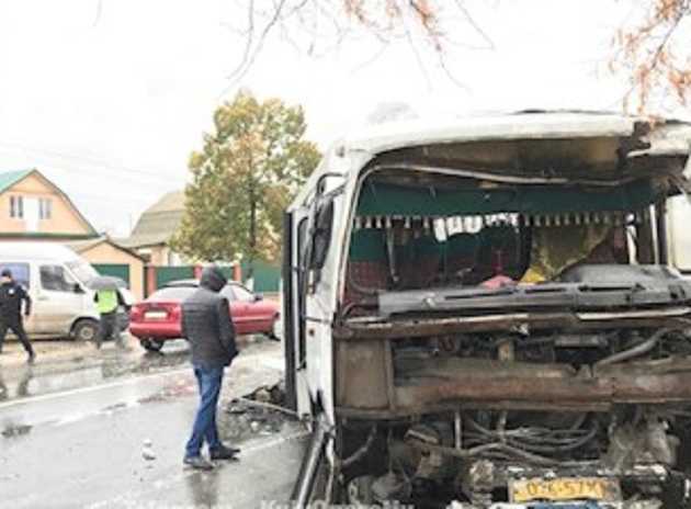 Под Киевом произошло жуткое ДТП с маршрутками: водителя вырезали из авто