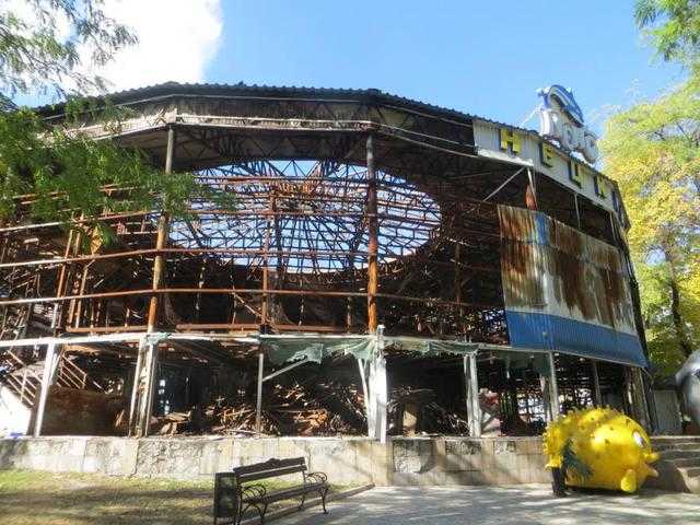 "Донецкий дельфинарий сегодня. Обгоревшие конструкции понемногу разбирают на металлолом", - журналист Казанский