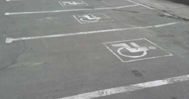 «С каждым разом все богаче»: сеть разгневали «инвалиды» на парковке в Киеве