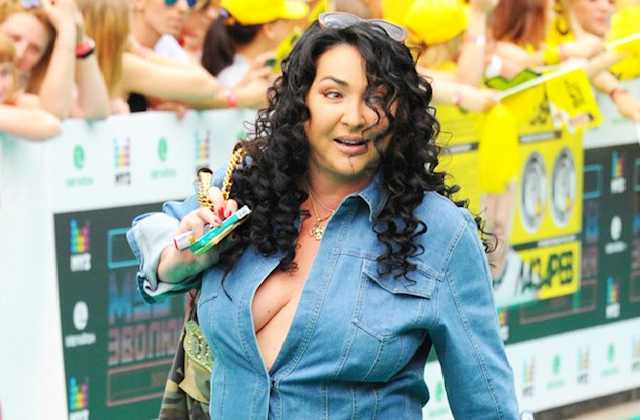 На запрещенную в Украине певицу с бранью напал мужчина