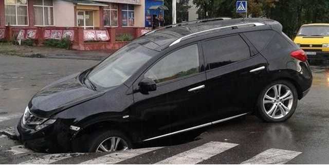 В Киеве авто провалилось под асфальт
