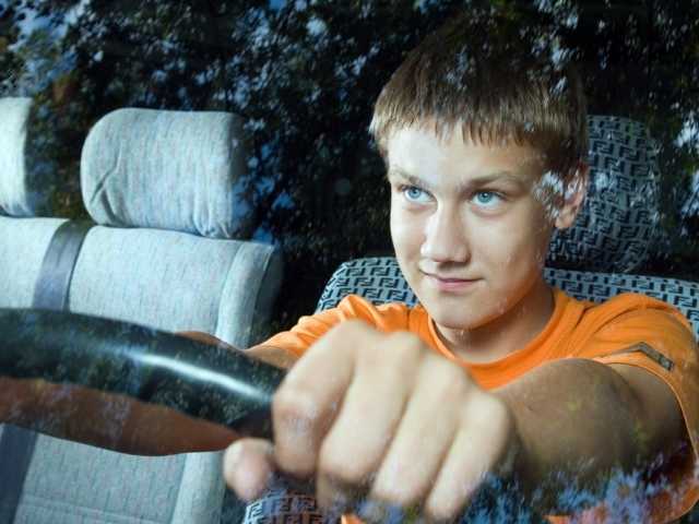 Президенту предложили не пускать за руль «малолеток»