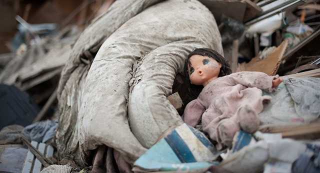 Журналисты показали реакцию киевлян на младенца в мусорке