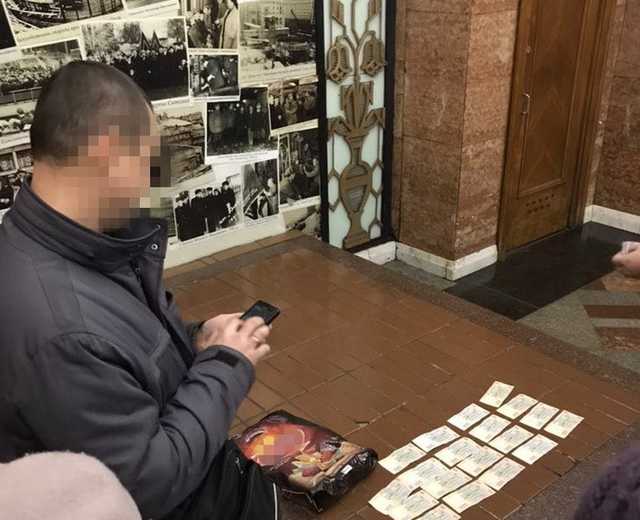 Докатился: топ-чиновник Киевской таможни получил взятку в метро