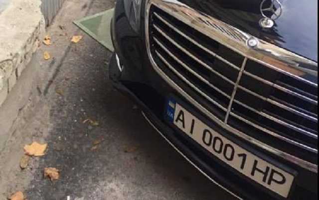 «Очередной м@дак на блатных номерах»: соцсети возмущены очередным героем парковки