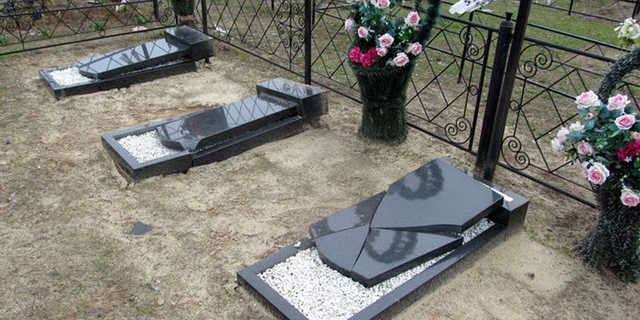 Дикость и варварство: в Одессе надругались над могилами