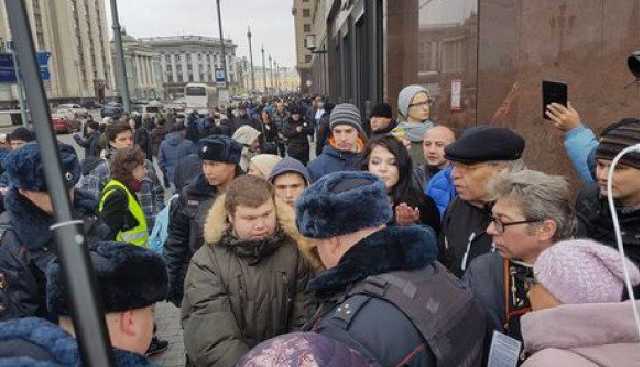 Массовые протесты в РФ: Задержаны более 400 человек