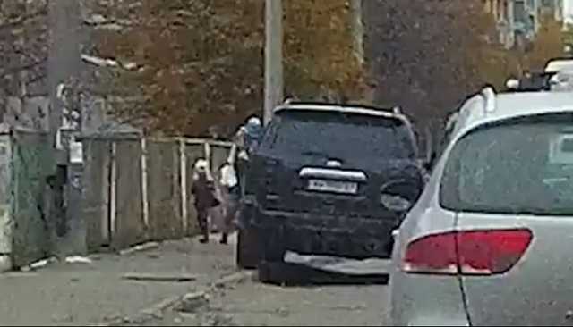 Езжу где хочу: автохам чуть не сбил пешеходов на тротуаре