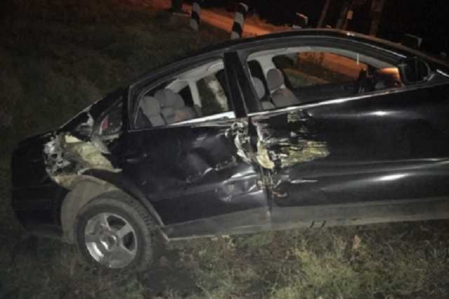 Не проскочив переїзд: вантажний потяг збив легковик на Вінниччині