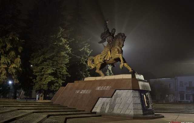 Чому козака на коні будували аж двадцять років