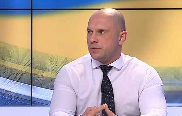 Кива незаконно носит с собой пистолет – активист