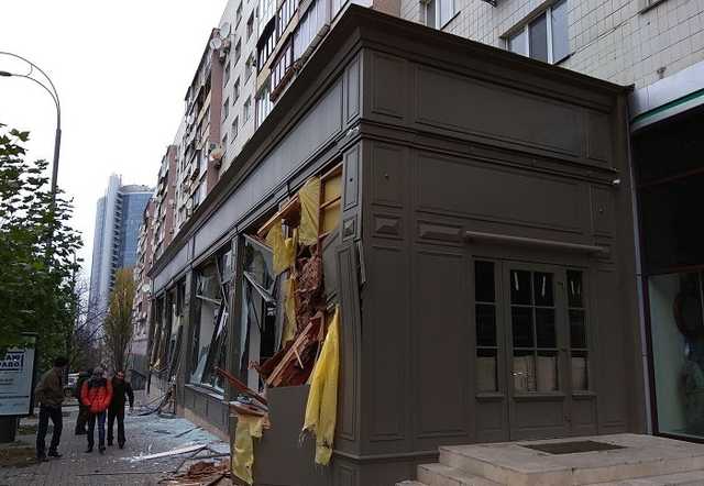 В центре Киева неизвестные разнесли экскаватором магазин