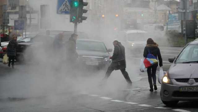 В центре Киева прорвало трубу, по улице течет горячая вода