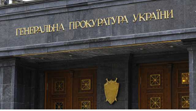 Возле ГПУ посреди улицы вкопали столбы, чтобы прокуроры объезжали пробки - адвокат