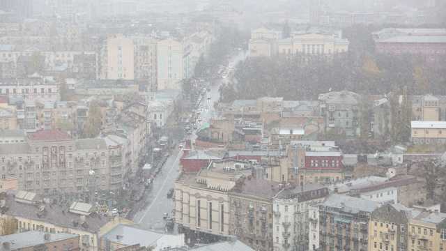 Сразу в нескольких городах Украины выпал первый снег