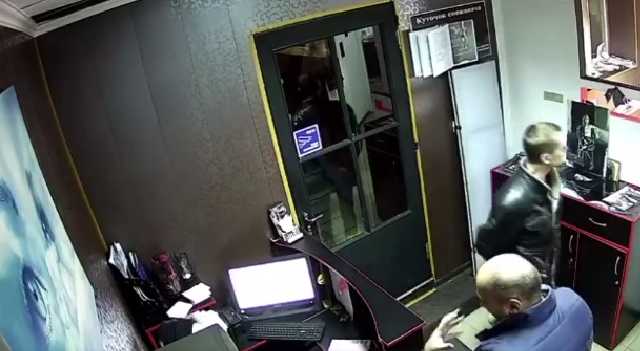 Будьте бдительны. Мужчины ограбили тату-салон и прославились на весь Интернет