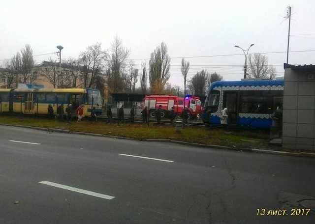 У Києві в годину пік зупинили рух швидкісних трамваїв