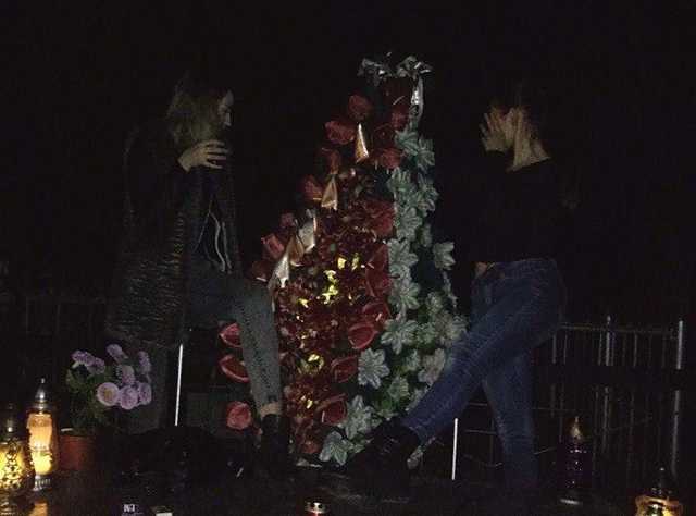 Пили и танцевали: На Львовщине малолетние девушки устроили «вечеринку» на кладбище