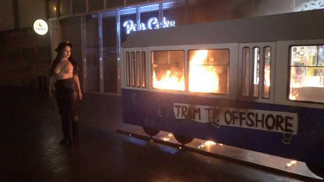 В Виннице Femen сожгли "трамвай Порошенко в оффшоры"