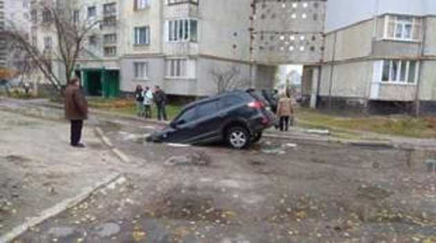 В Сумах автомобиль посреди улицы «нырнул» под асфальт. Водитель едва успел выскочить