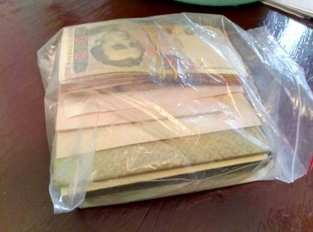 Заступник голови Херсонської ОДА знайшов у себе в кабінеті пакет з грошима