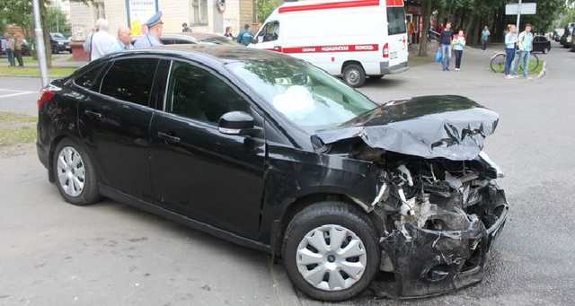 Трагическое ДТП в Киеве: пешехода отбросило на два авто