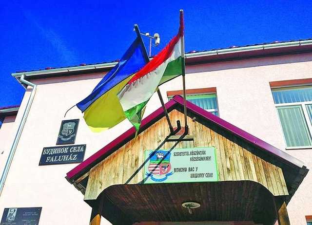 Венгерские флаги на Закарпатье: срывать нельзя оставить