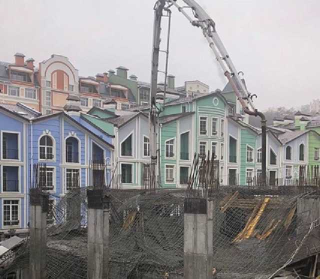 В центре Киева случилось серьезное ЧП, вокруг "скорые"